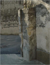 Ce pilier est un vestige des remparts de la ville au XIV  sicle. Ce pilier est sans dote celui de la Porte Pradonne.